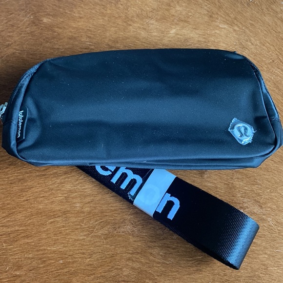Everywhere Belt Bag - Black w Lululemon on Strap - Picture 3 of 3